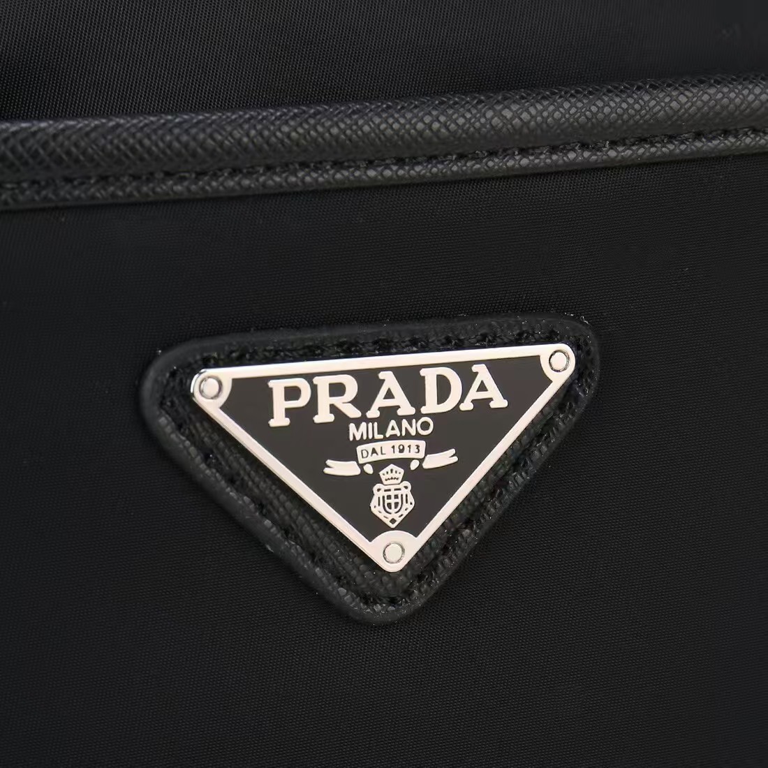 【PRADA 公式旗艦店】プラダ  当日出荷 好評に付き再入荷！23*16*7CM