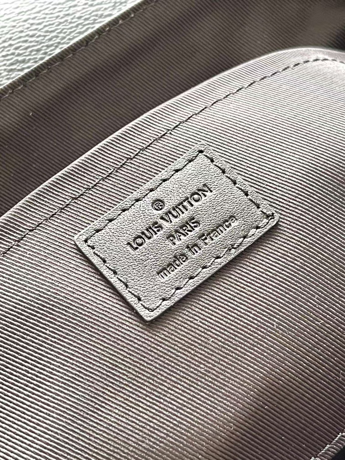 【LOUIS VUITTON旗艦店】ルイ・ヴィトン★PULSE メッセンジャーバッグ M12681