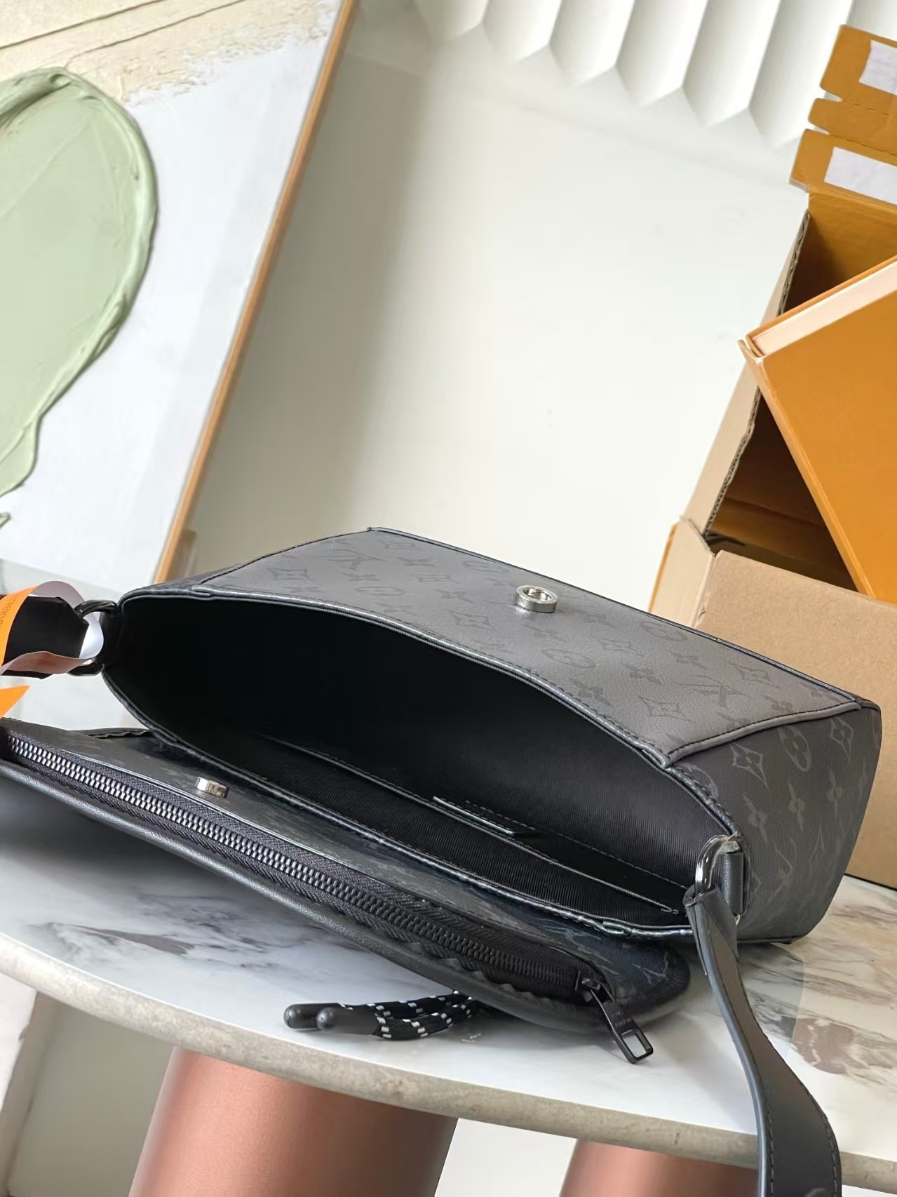 【LOUIS VUITTON旗艦店】ルイ・ヴィトン★PULSE メッセンジャーバッグ M12681