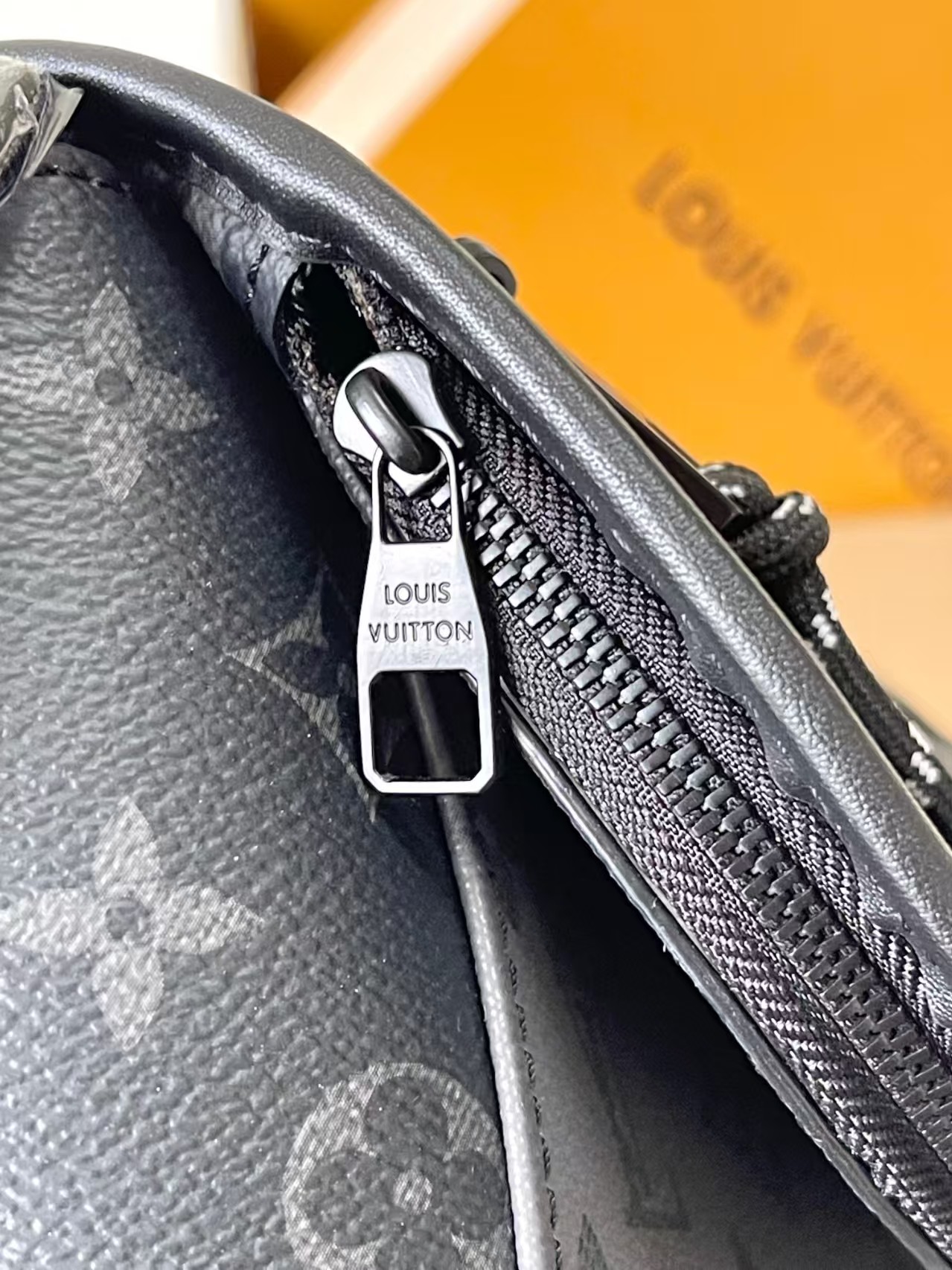 【LOUIS VUITTON旗艦店】ルイ・ヴィトン★PULSE メッセンジャーバッグ M12681