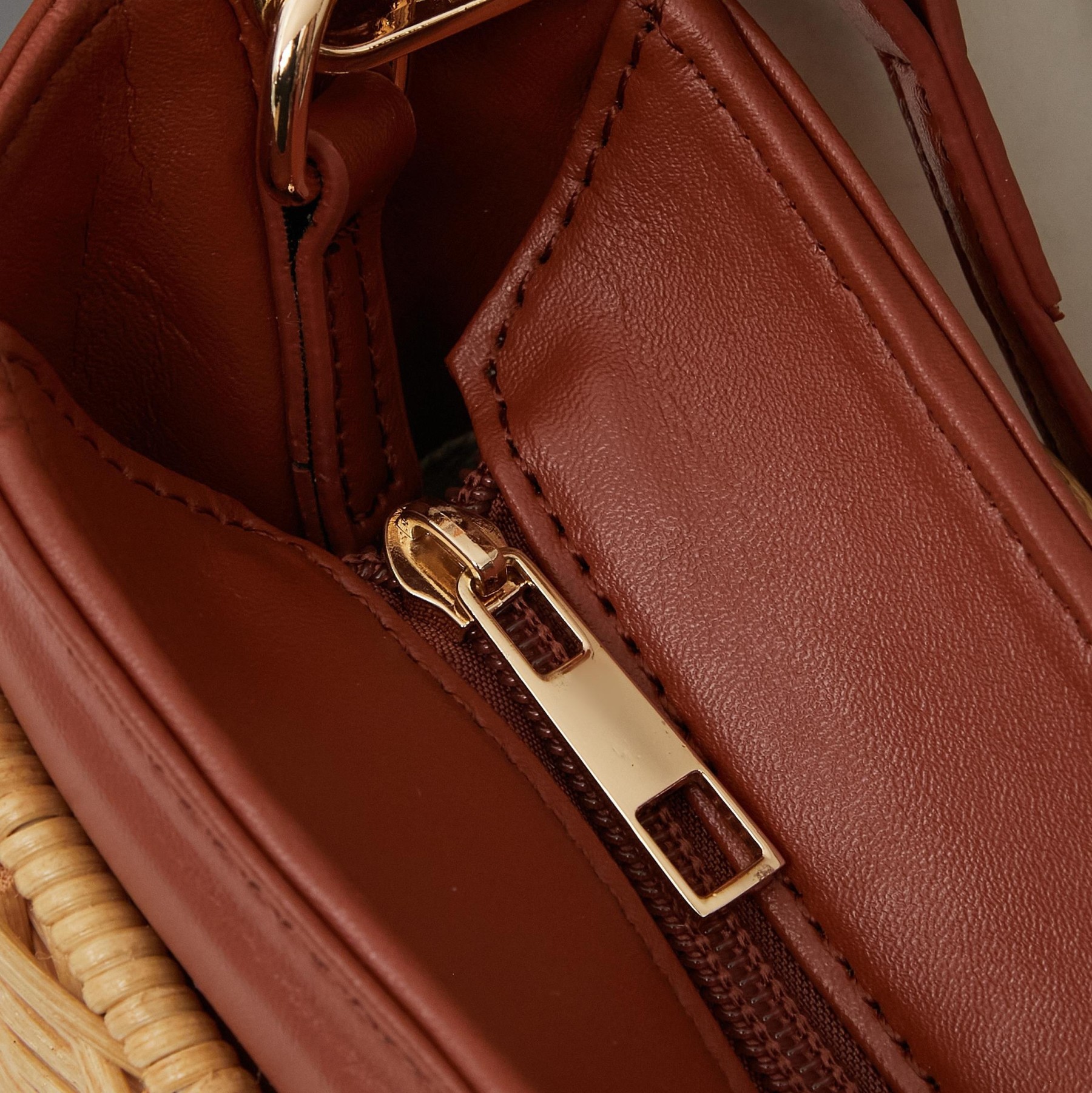 【PRADA旗艦店】プラダ 編みバッグ ハンドバッグ 25*15*7CM