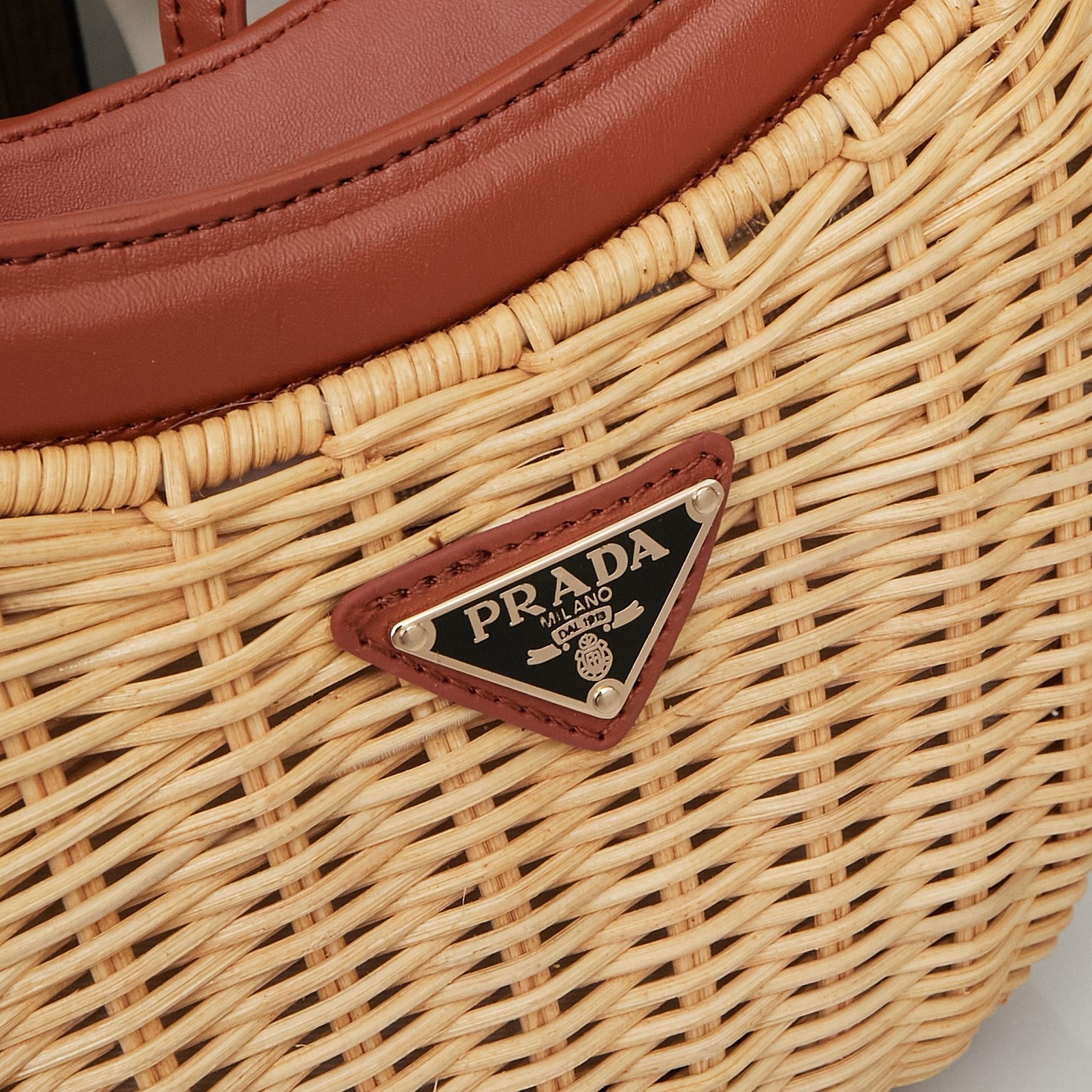 【PRADA旗艦店】プラダ 編みバッグ ハンドバッグ 25*15*7CM