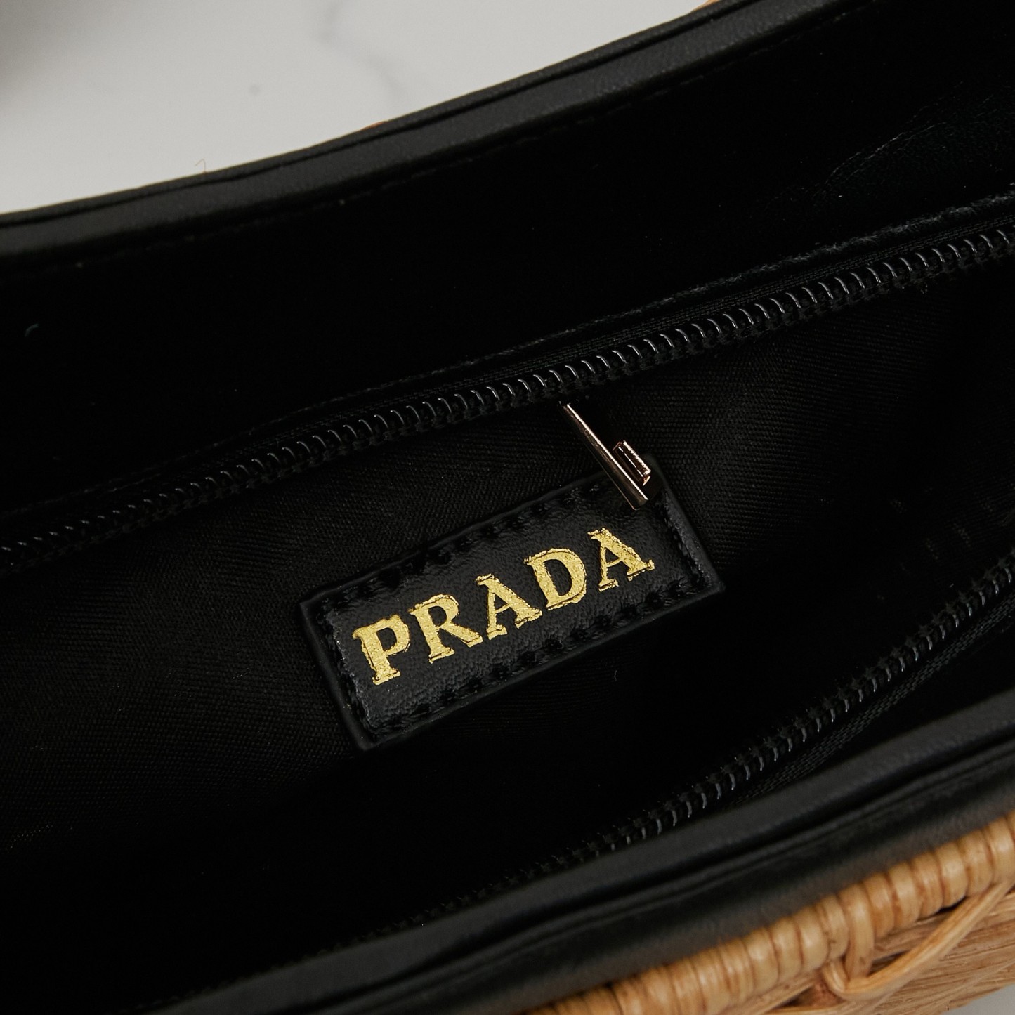 【PRADA旗艦店】プラダ 編みバッグ ハンドバッグ 25*15*7CM