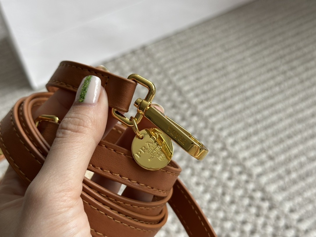 【PRADA旗艦店】プラダ わら編みバッグ カメラバッグ 18*12CM