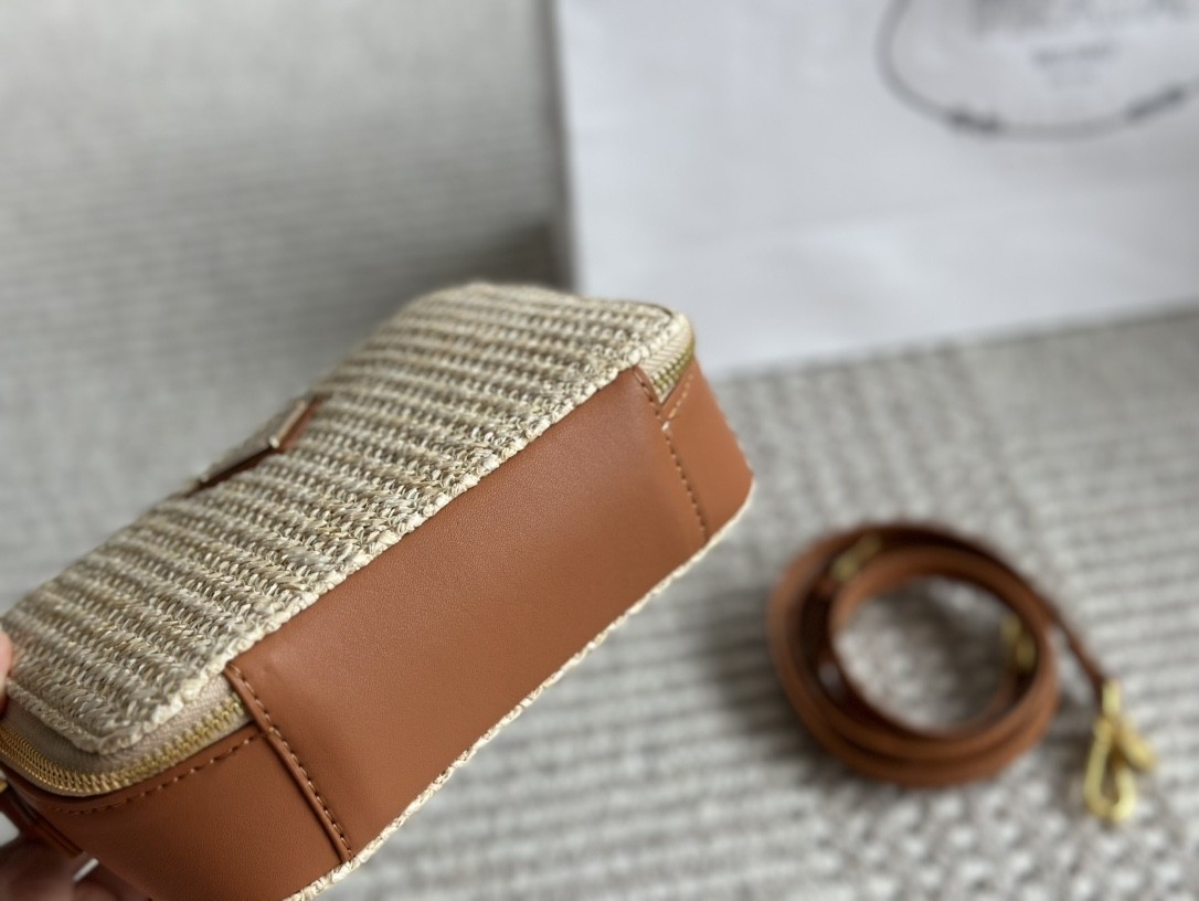 【PRADA旗艦店】プラダ わら編みバッグ カメラバッグ 18*12CM