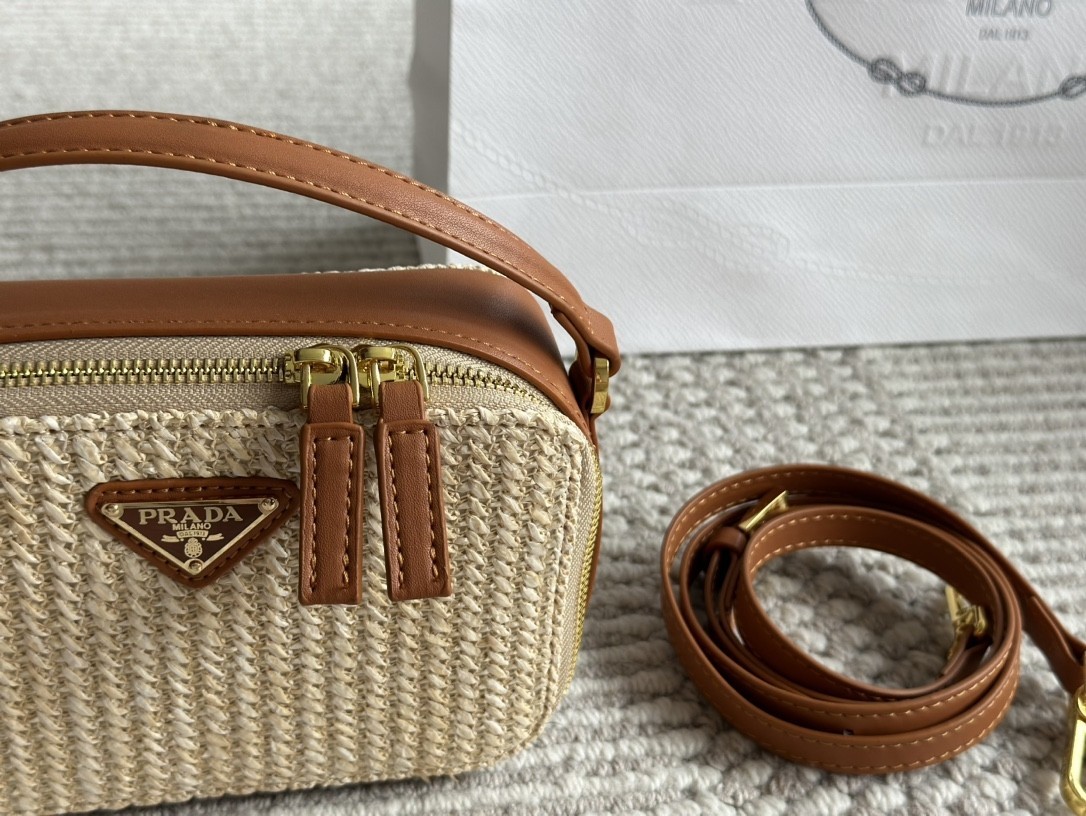 【PRADA旗艦店】プラダ わら編みバッグ カメラバッグ 18*12CM