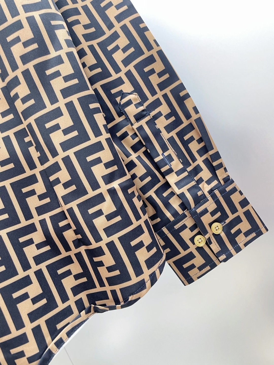 【FENDI旗艦店】フェンディ 長袖シャツ、ご好評に付き再入荷！！