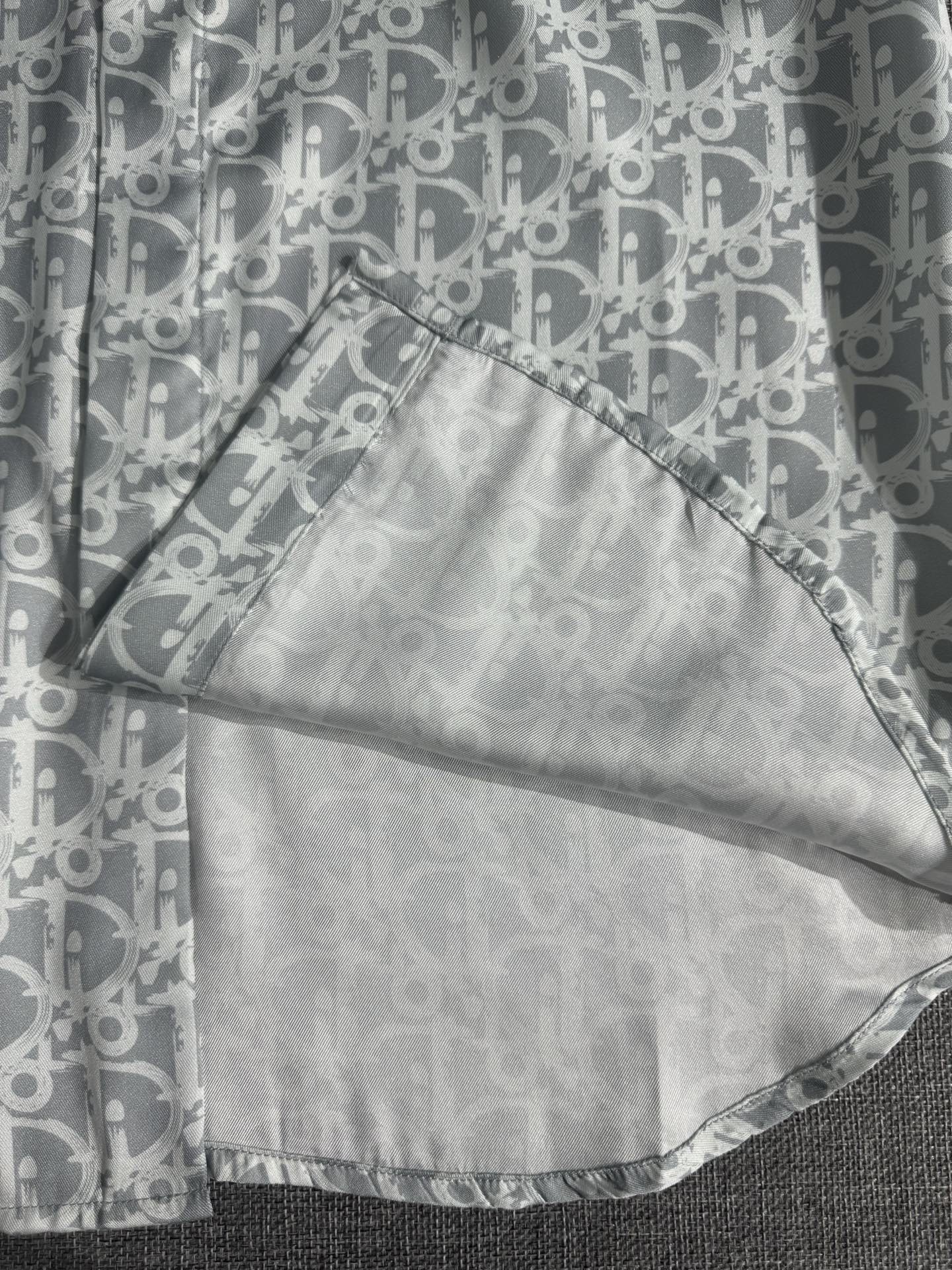 【DIOR 公式旗艦店】長袖シャツ、 ご好評に付き再入荷！！