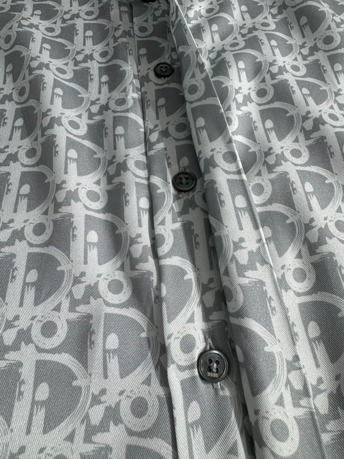 【DIOR 公式旗艦店】長袖シャツ、 ご好評に付き再入荷！！