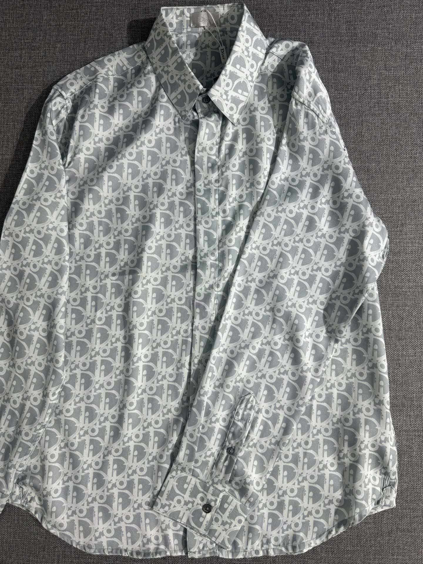 【DIOR 公式旗艦店】長袖シャツ、 ご好評に付き再入荷！！