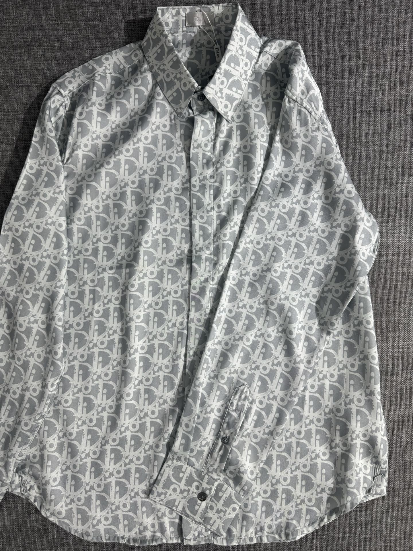 【DIOR 公式旗艦店】長袖シャツ、 ご好評に付き再入荷！！