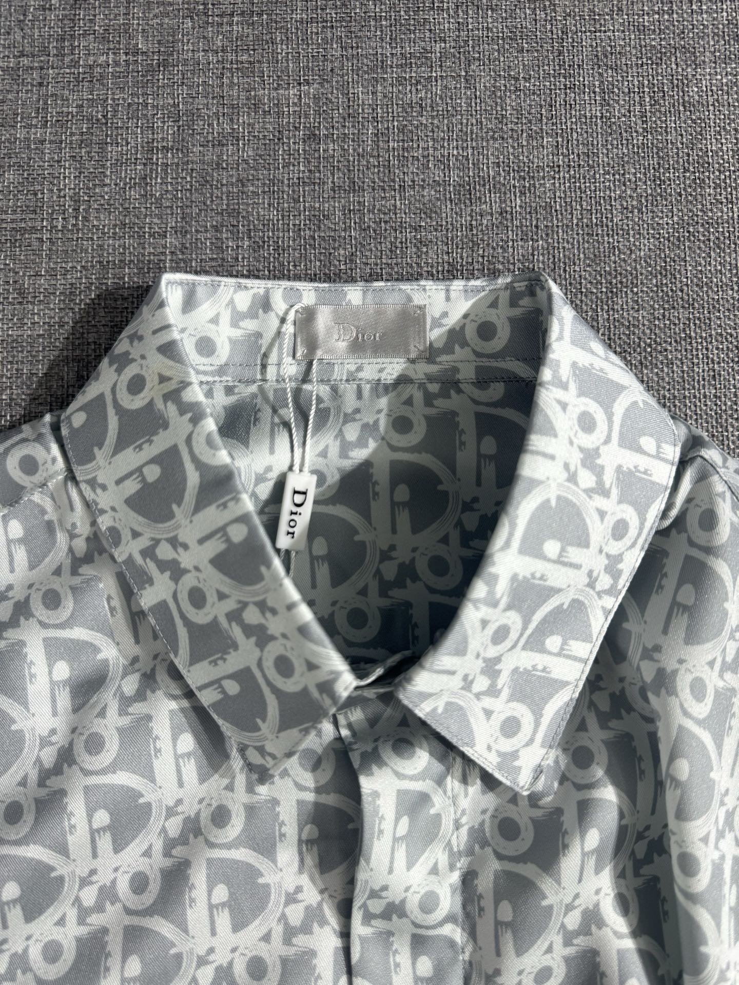 【DIOR 公式旗艦店】長袖シャツ、 ご好評に付き再入荷！！