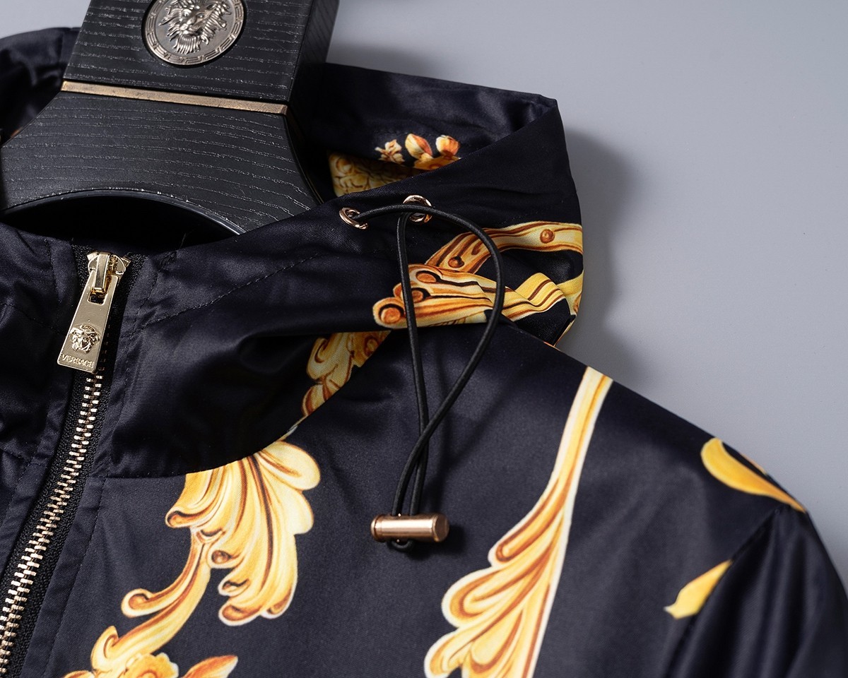 【VERSACE旗艦店】ヴェルサーチ ジャケット 、ご好評に付き再入荷！