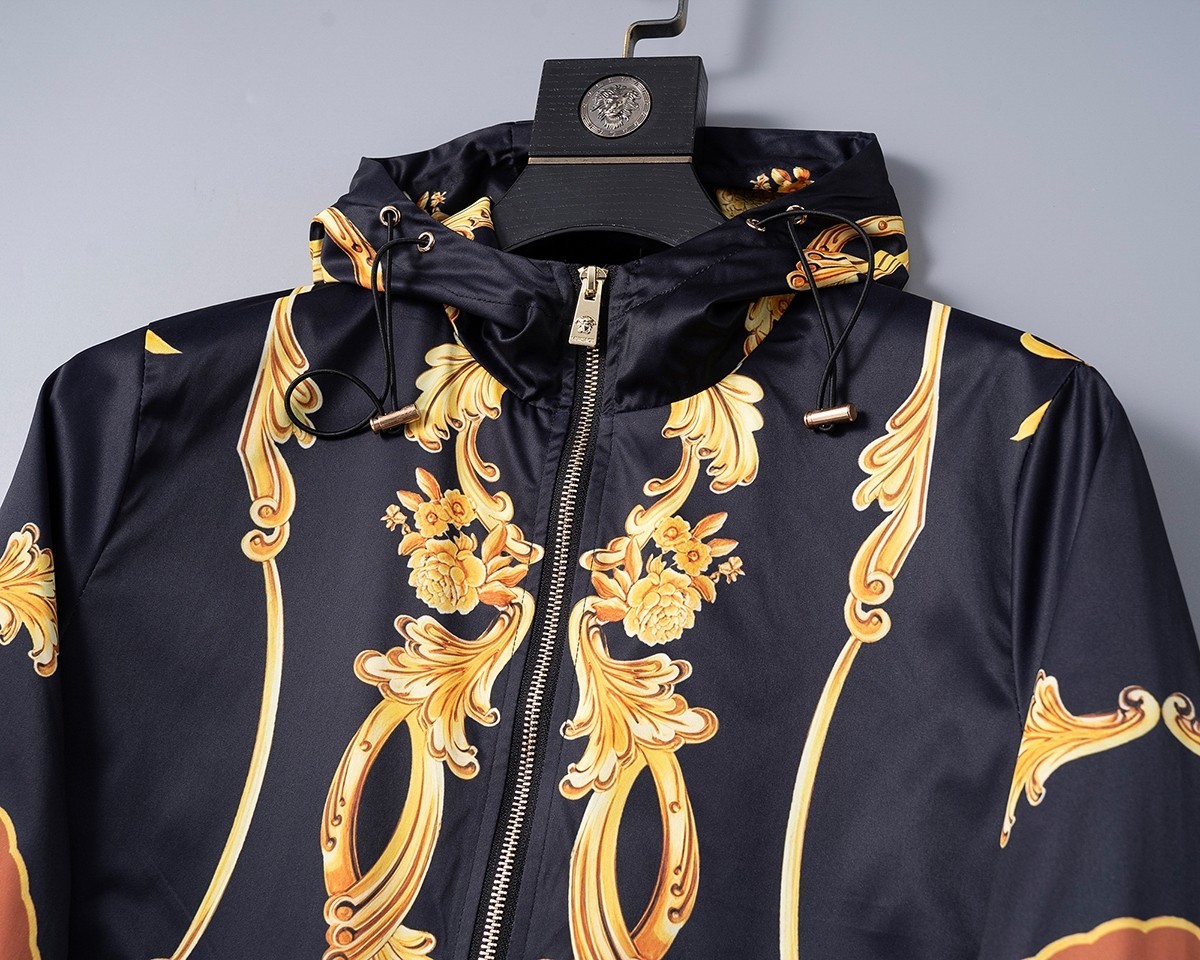 【VERSACE旗艦店】ヴェルサーチ ジャケット 、ご好評に付き再入荷！