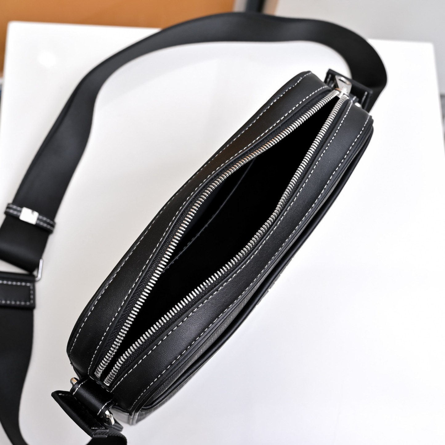 BURBERRY バーバリー 新しいショルダーバッグ 25*5*18CM