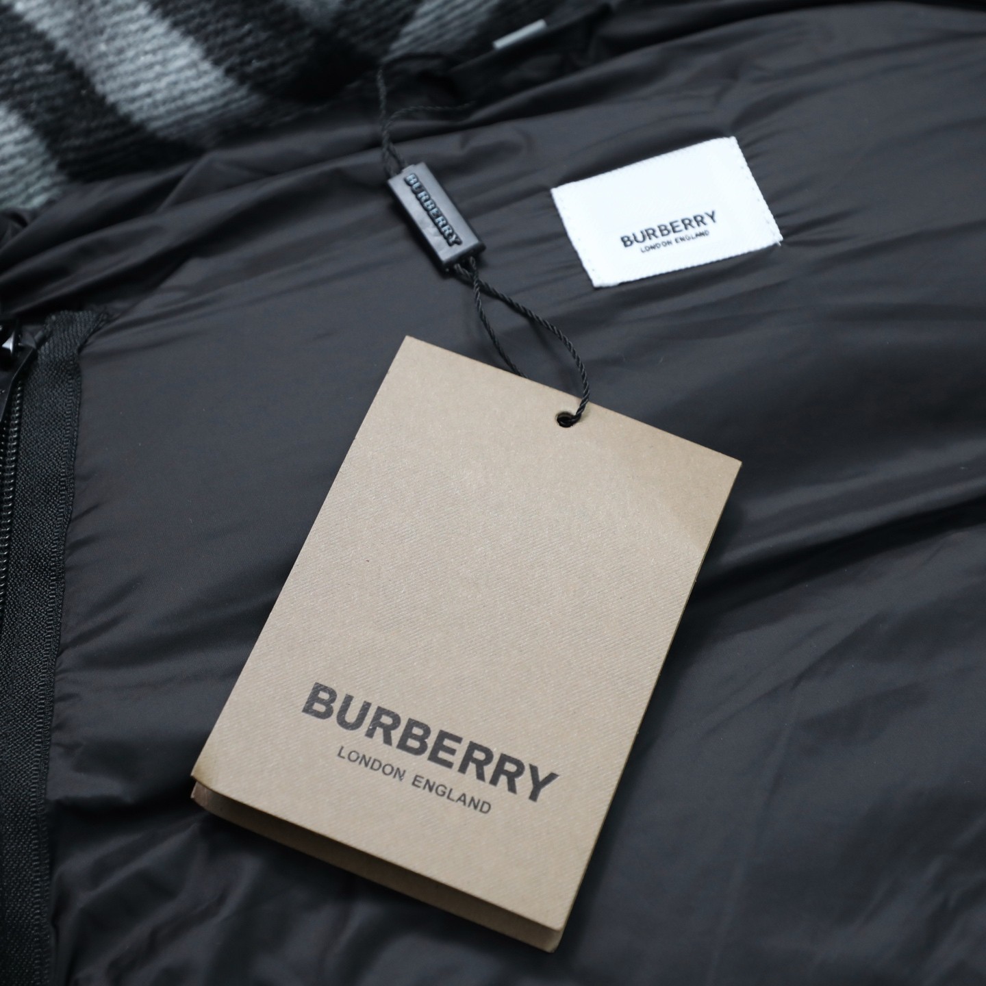 【BUREERRY旗艦店】（バーバリー）着脱式ダウンジャケット、ご好評に付き再入荷！！