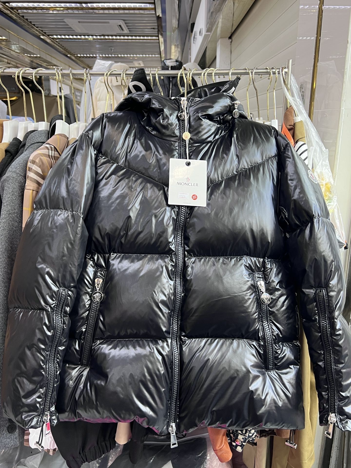 【MONCLER旗艦店】（モンクレール） ダウンジャケット ご好評に付き再入荷！