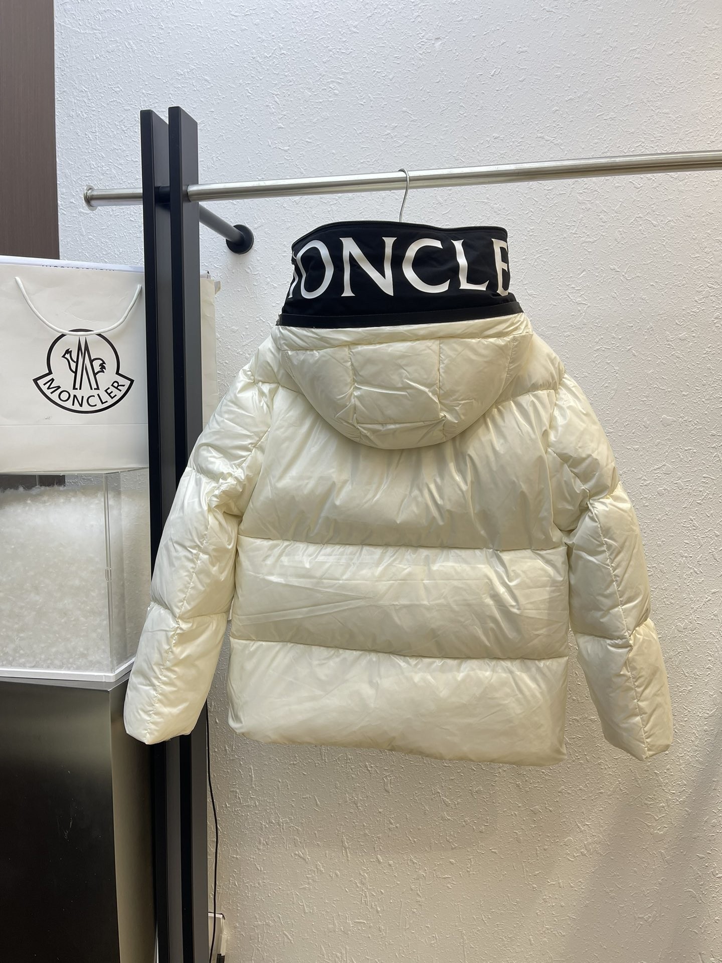 【MONCLER旗艦店】（モンクレール） ダウンジャケット ご好評に付き再入荷！