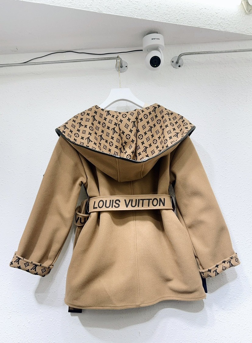 【LOUIS VUITTON旗艦店】ルイヴィトン ミドル丈のコート ご好評に付き再入荷！