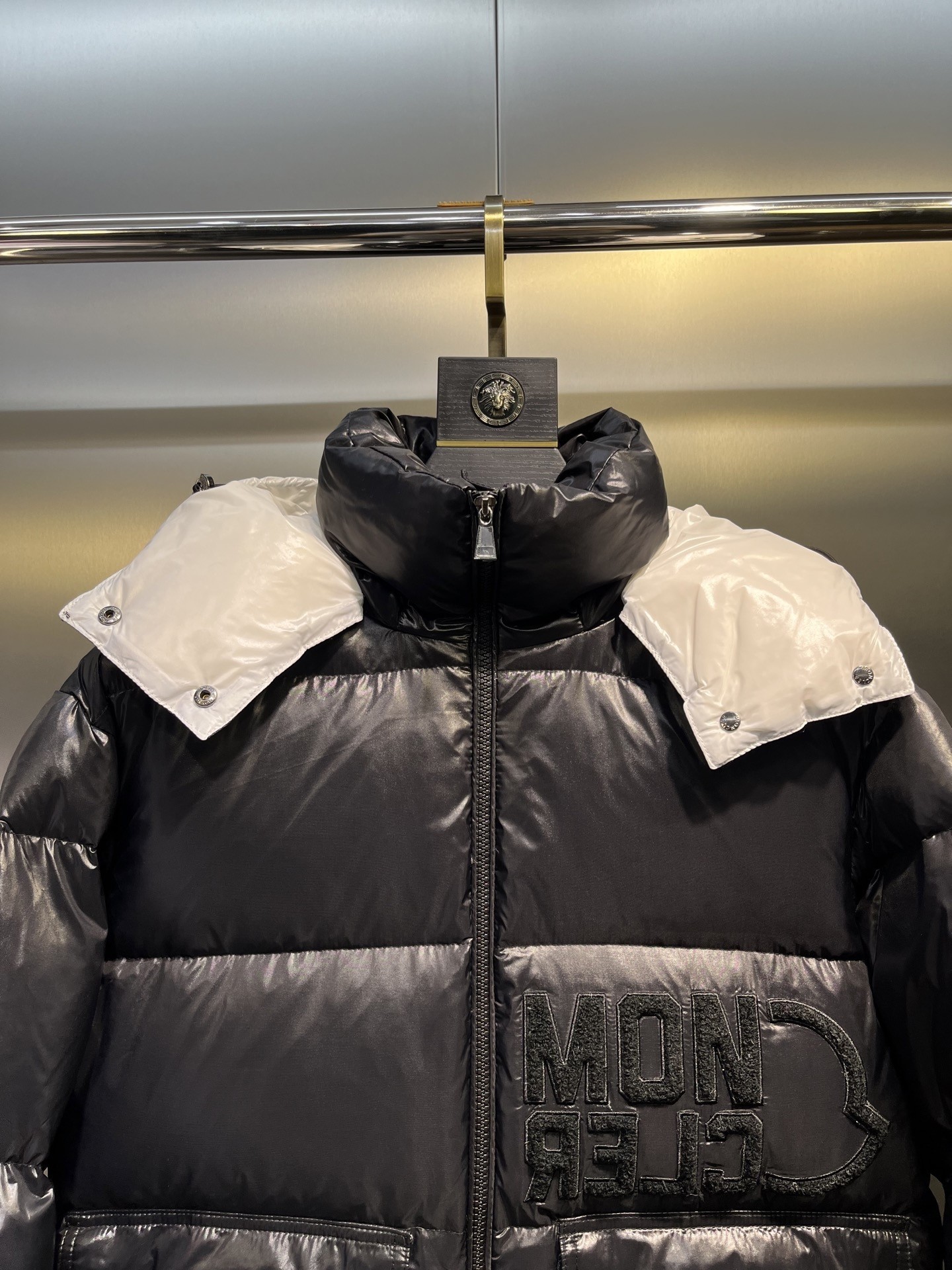 【MONCLER 公式旗艦店】モンクレール ダウンジャケット ご好評に付き再入荷！