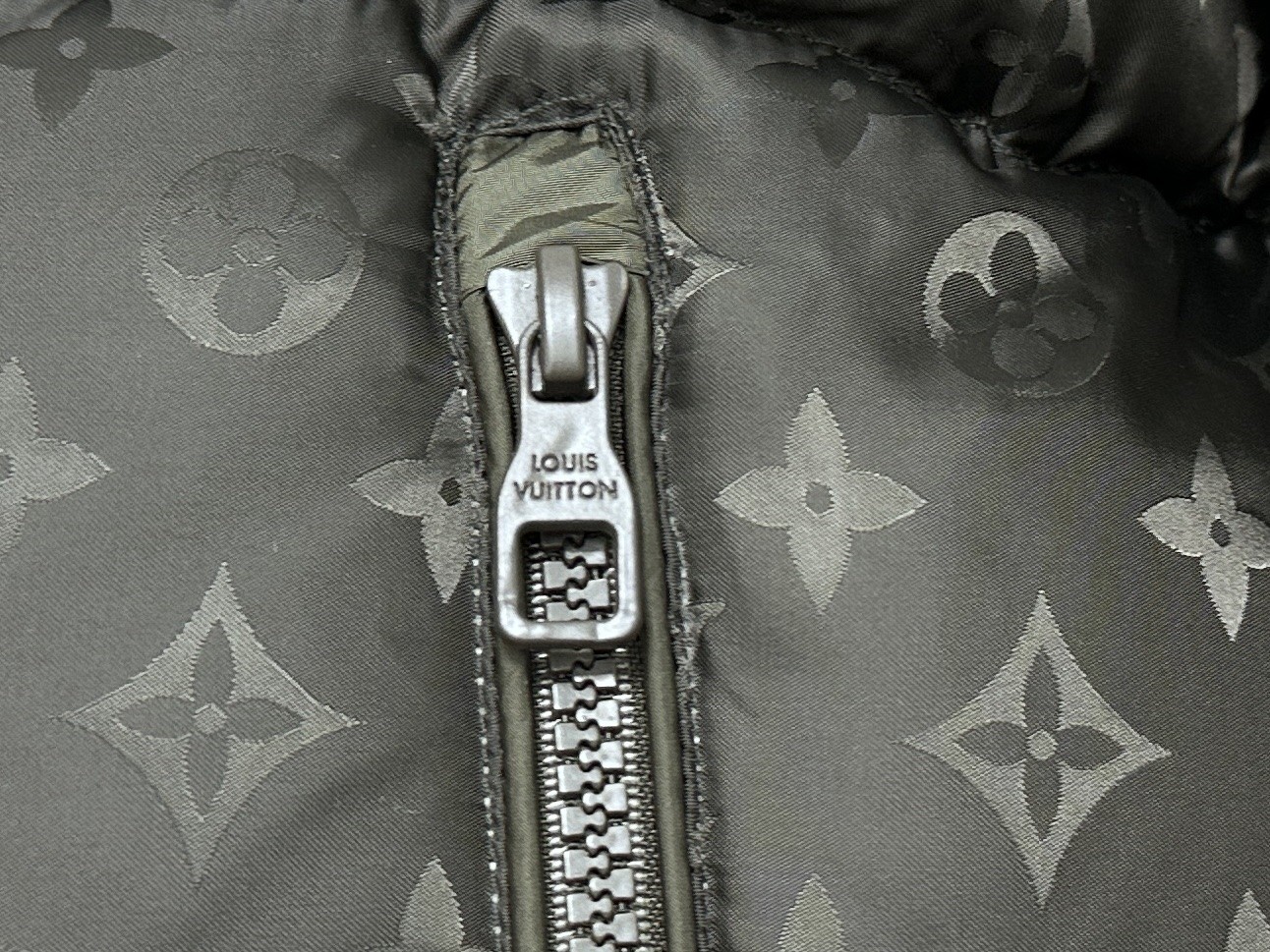 【LOUIS VUITTON旗艦店】ルイヴィトン ダウンジャケット ご好評に付き再入荷！