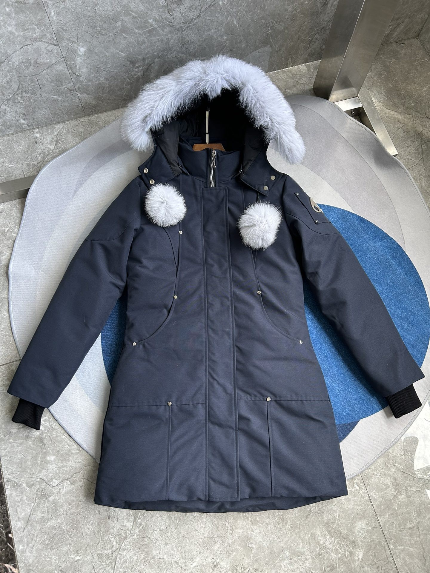 【MOOSE KNUCKLES 公式旗艦店】レディース ロングダウンジャケット ご好評に付き再入荷！