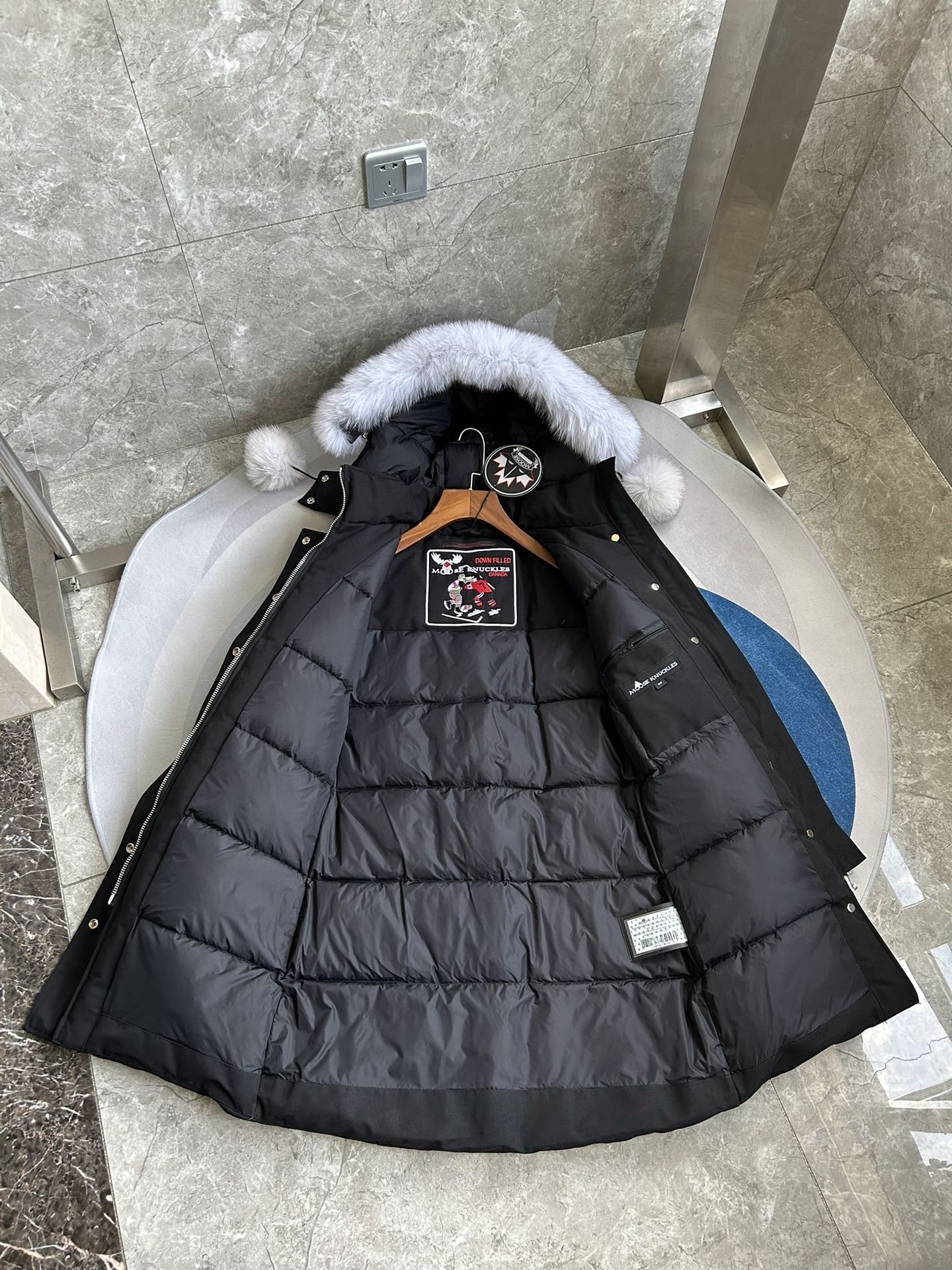 【MOOSE KNUCKLES 公式旗艦店】レディース ロングダウンジャケット ご好評に付き再入荷！