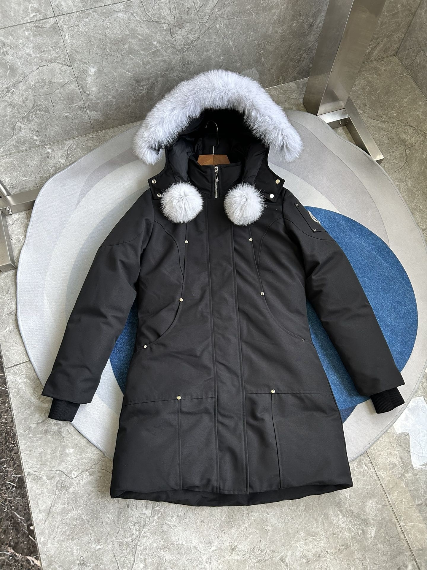 【MOOSE KNUCKLES 公式旗艦店】レディース ロングダウンジャケット ご好評に付き再入荷！