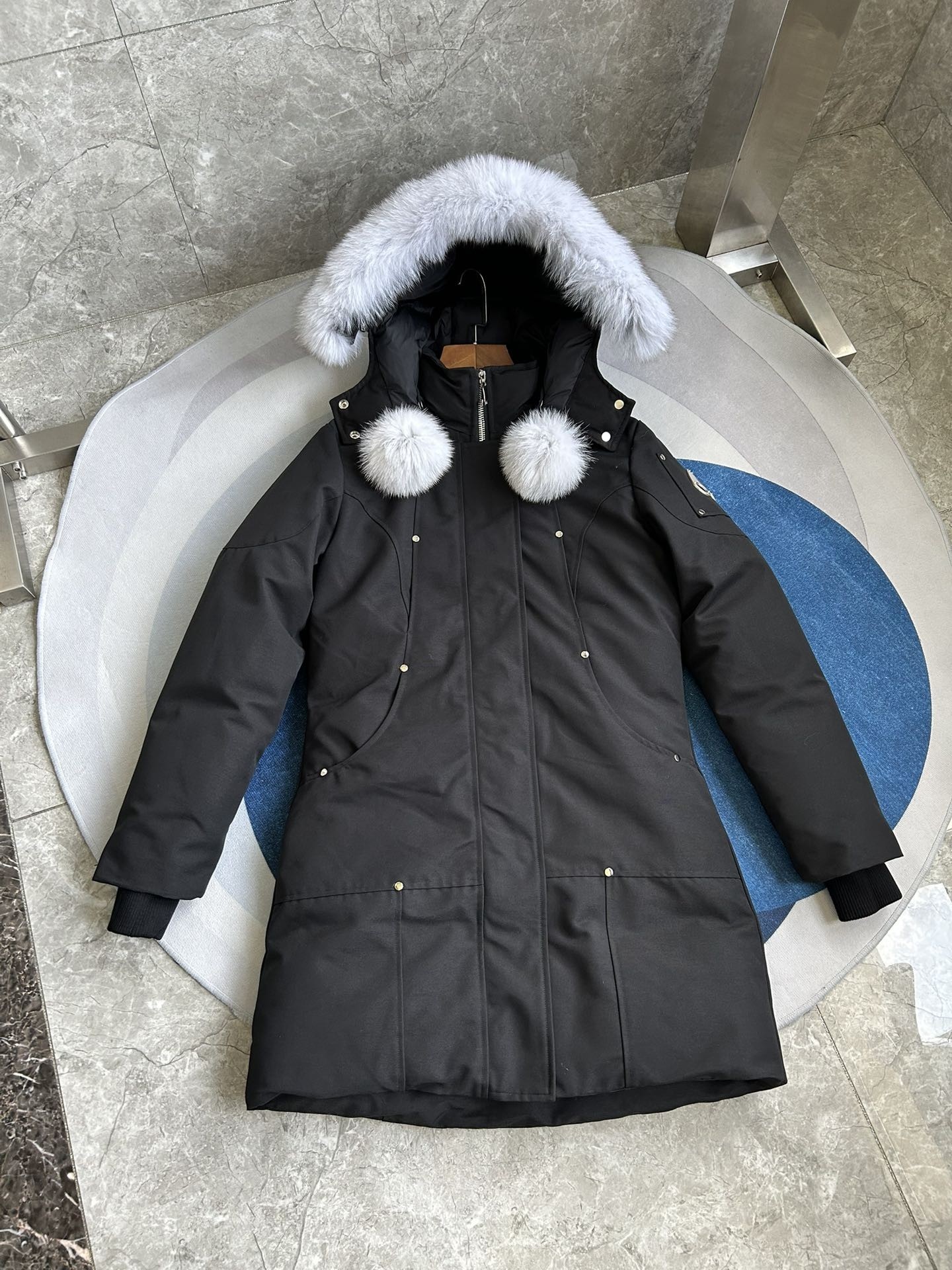 【MOOSE KNUCKLES 公式旗艦店】レディース ロングダウンジャケット ご好評に付き再入荷！