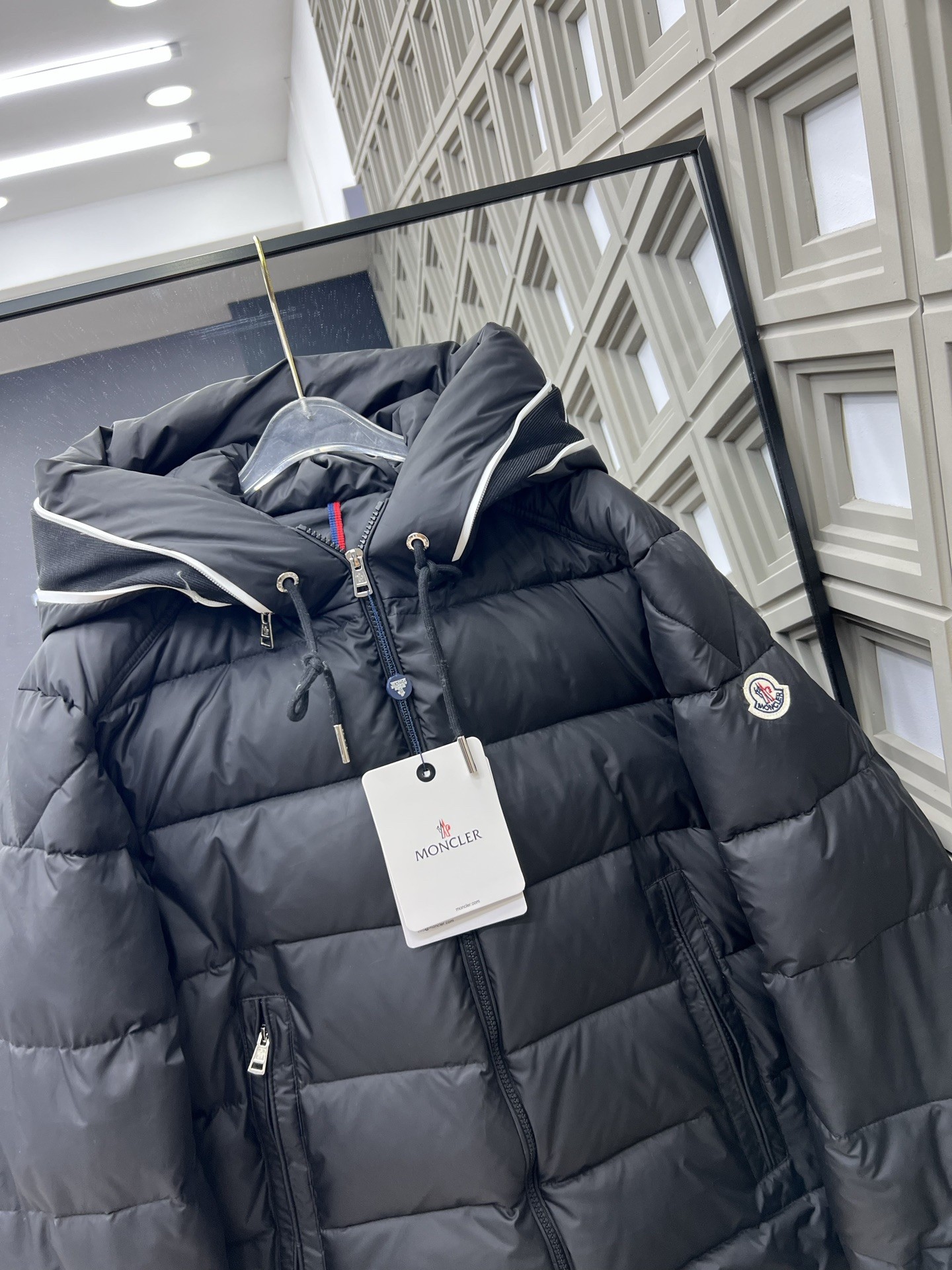 【MONCLER公式 旗艦店】モンクレール ダウンジャケット、ご好評に付き再入荷！