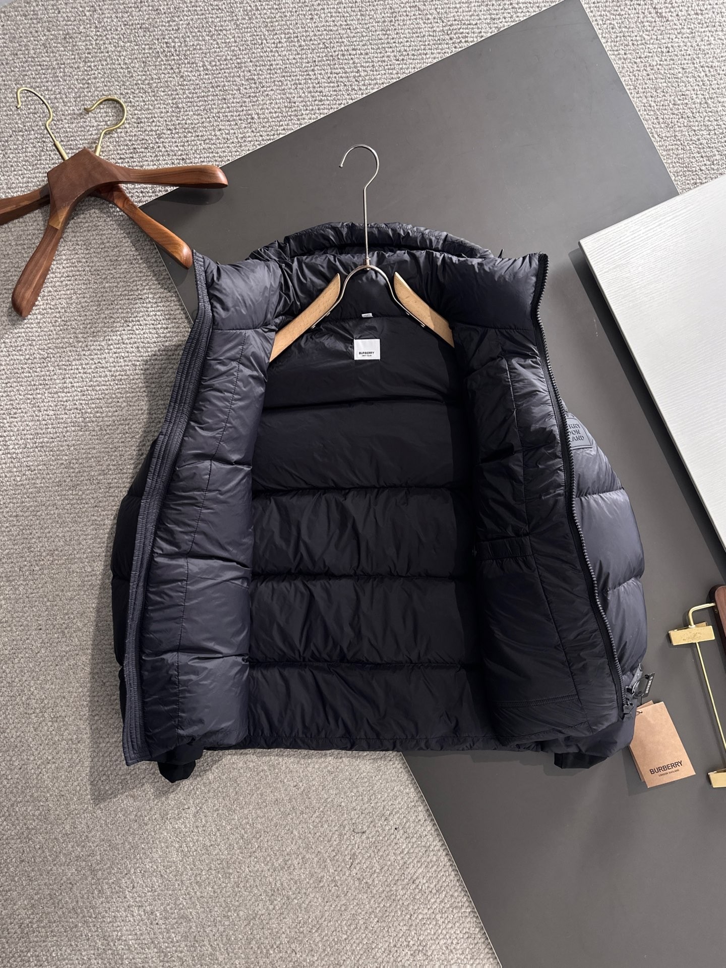 【MONCLER公式 旗艦店】モンクレール ダウンジャケット、ご好評に付き再入荷！