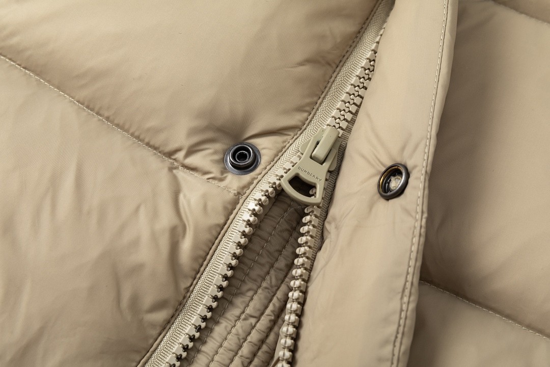 【BUREERRY旗艦店】（バーバリー）着脱式ダウンジャケット、ご好評に付き再入荷！！