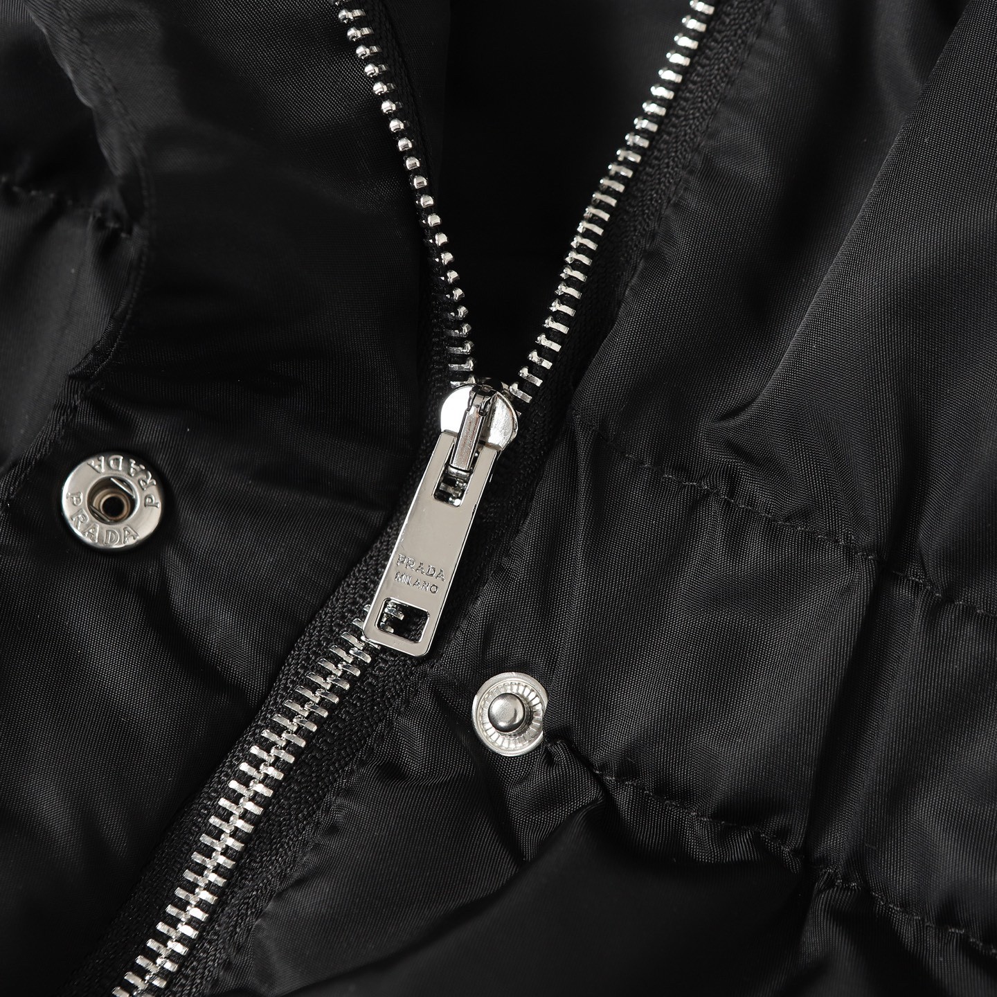 【PRADA旗艦店】ダウンジャケット、ご好評に付き再入荷！