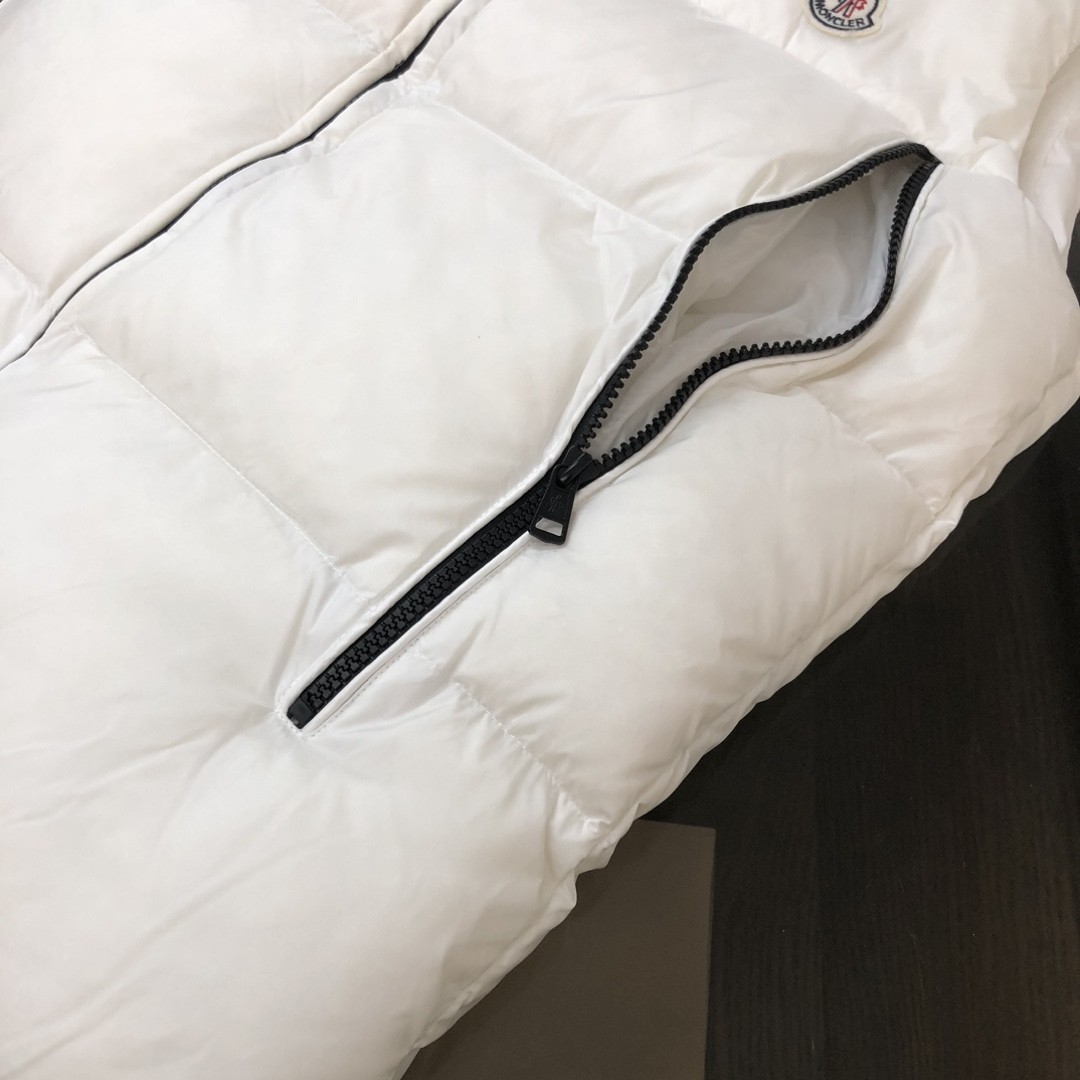 【MONCLER旗艦店】（モンクレール）ダウンベスト ご好評に付き再入荷！