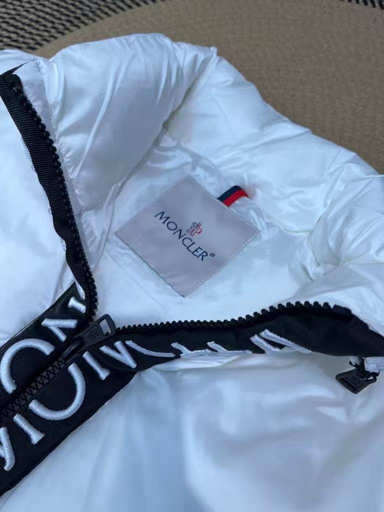 高品質のホワイトモンクレールFEDAREダウンベスト