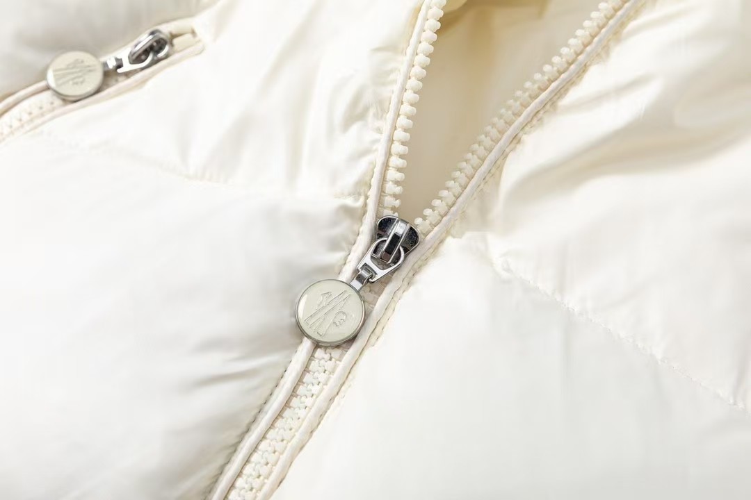 【人気】MONCLER モンクレール ダウンジャケット ご好評に付き再入荷！