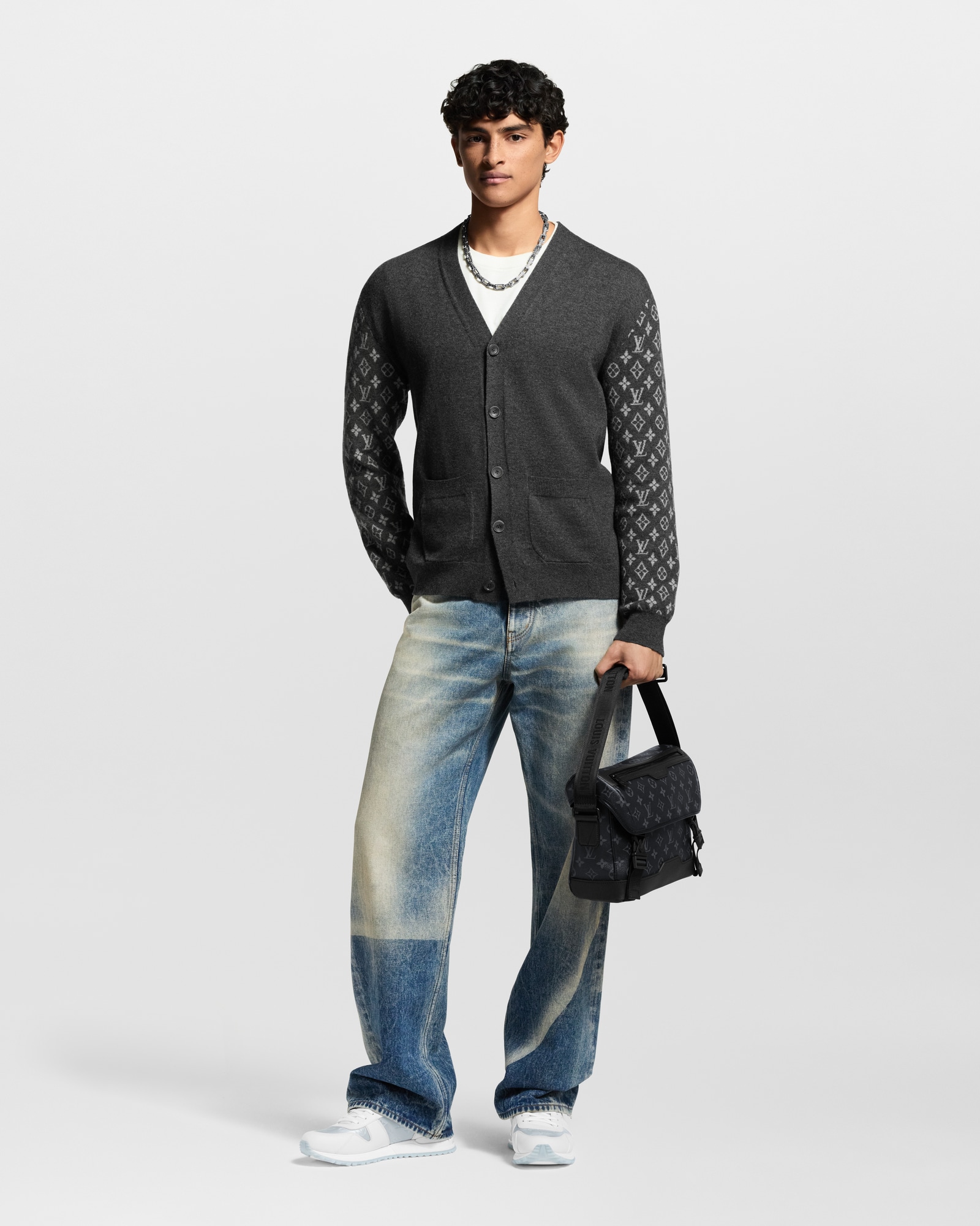 LOUIS VUITTON ルイヴィトン M12517 VOYAGER メッセンジャーバッグ