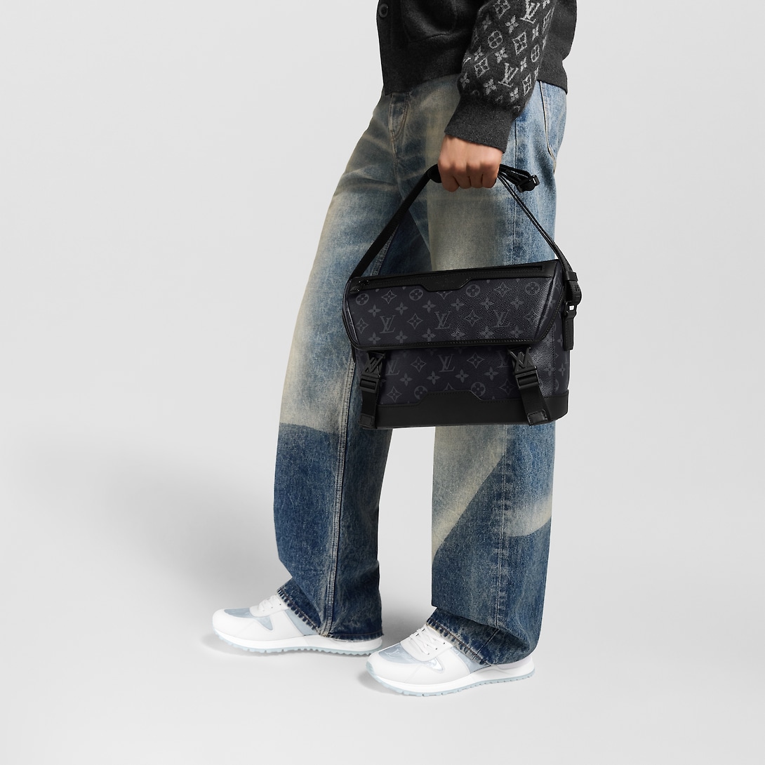 LOUIS VUITTON ルイヴィトン M12517 VOYAGER メッセンジャーバッグ