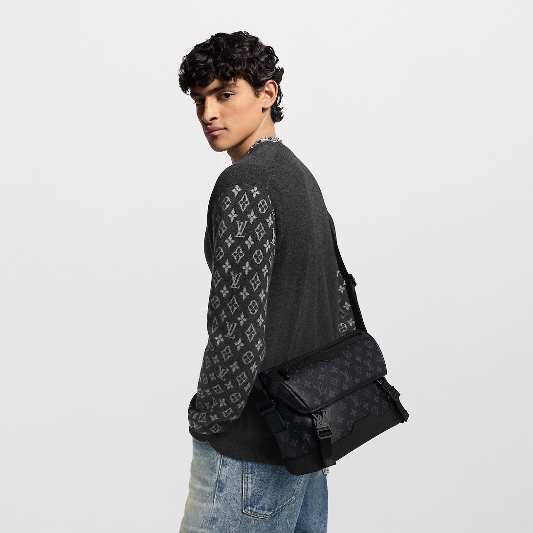 LOUIS VUITTON ルイヴィトン M12517 VOYAGER メッセンジャーバッグ