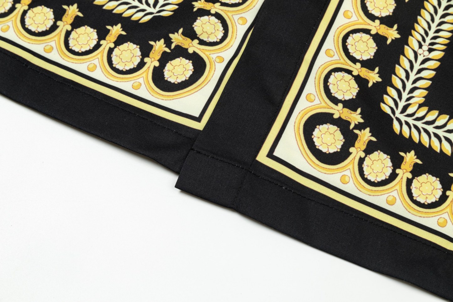 【VERSACE 公式旗艦店】ヴェルサーチ シャツ ご好評に付き再入荷 240716