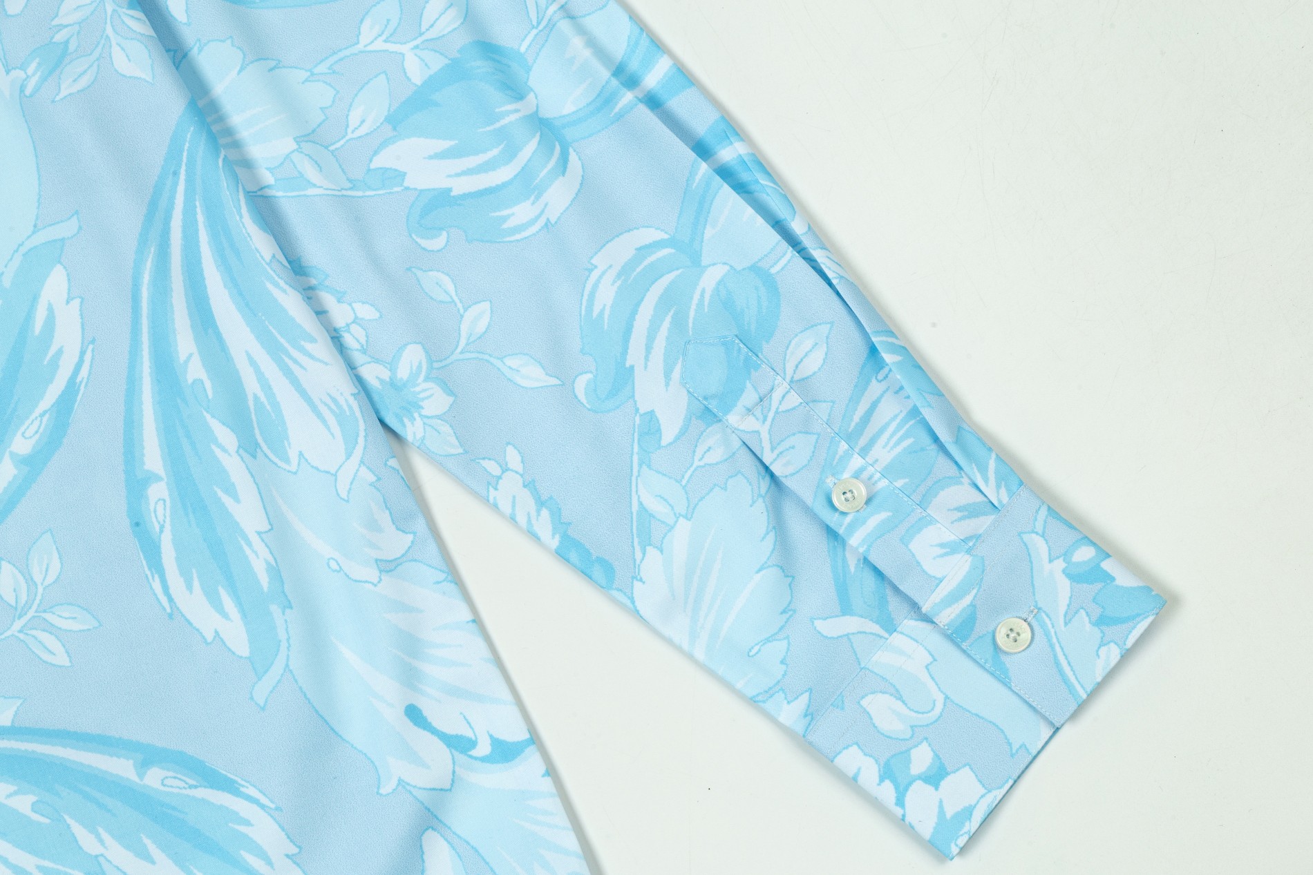 【VERSACE 公式旗艦店】ヴェルサーチ シャツ ご好評に付き再入荷 240716