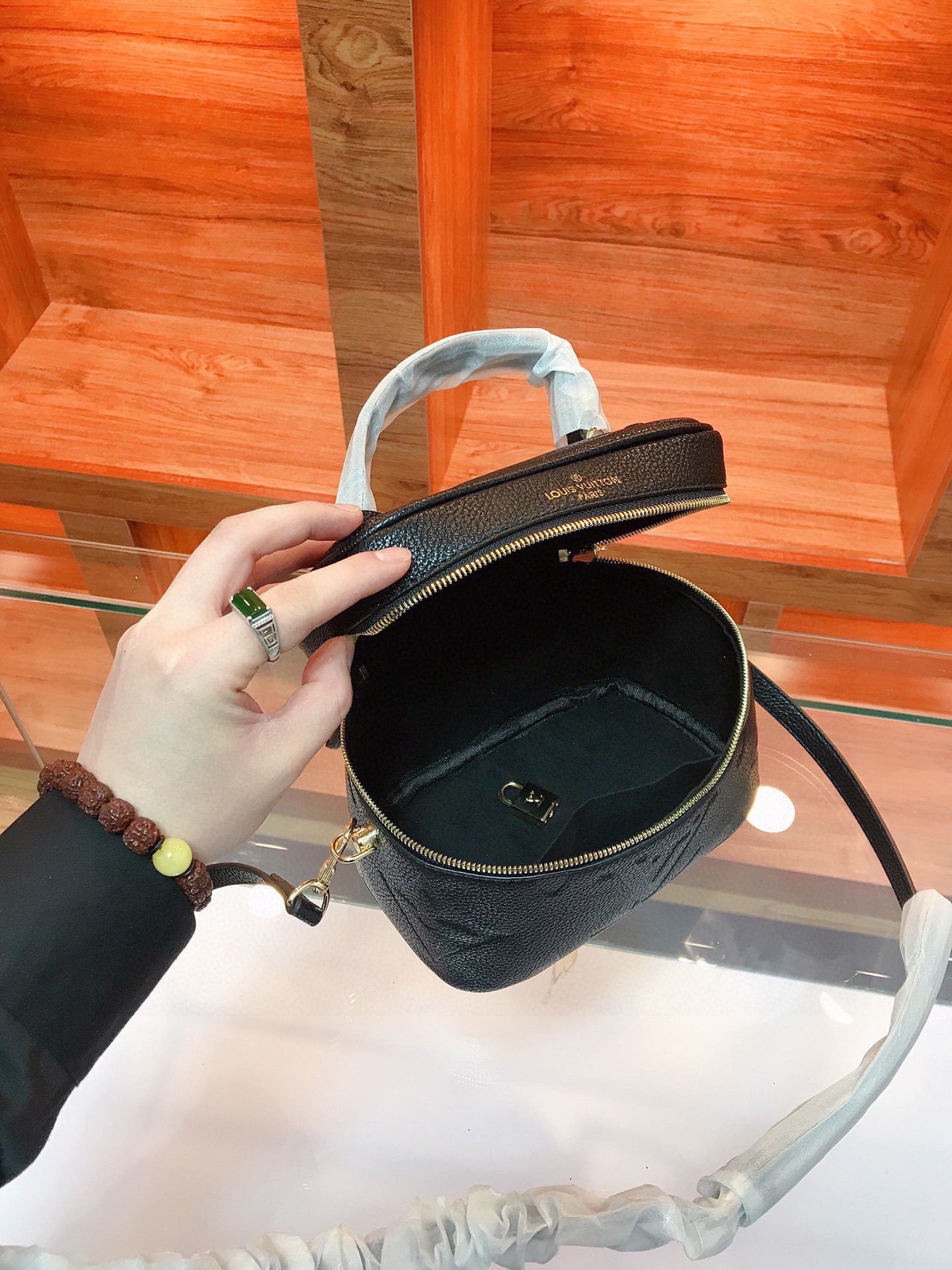 LOUIS VUITTON（ルイヴィトン）VANITY メッセンジャーバッグ