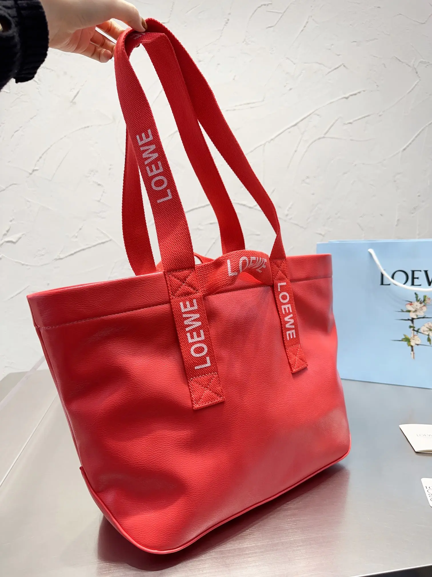 Loewe-ロエベ人気の大型ショッピングバッグ!