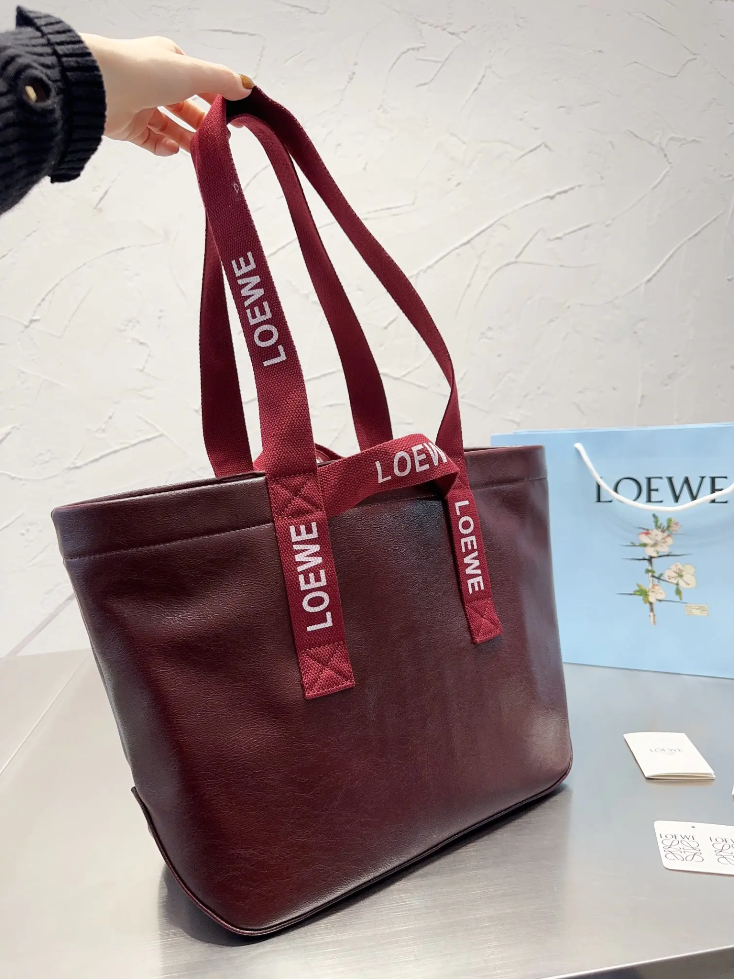 Loewe-ロエベ人気の大型ショッピングバッグ!