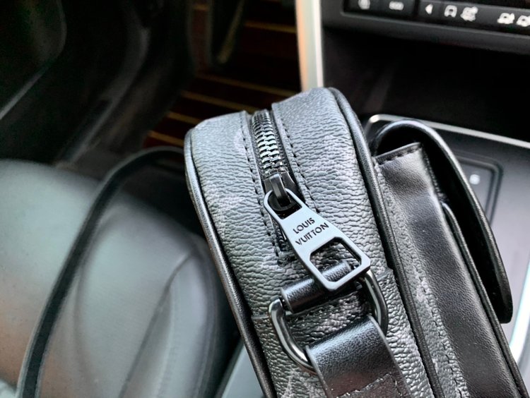 Louis Vuitton （ルイヴィトン） メッセンジャーバッグ 15x17x8cm