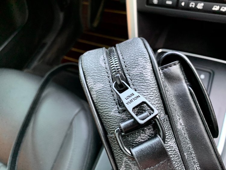 Louis Vuitton （ルイヴィトン） メッセンジャーバッグ 15x17x8cm