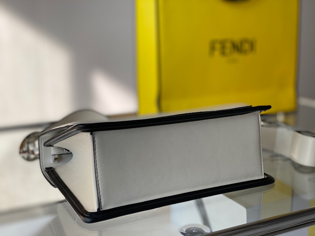 【FENDI 公式 旗艦店】フェンディ ショルダーバッグ 当日出荷 好評に付き再入荷！25CM