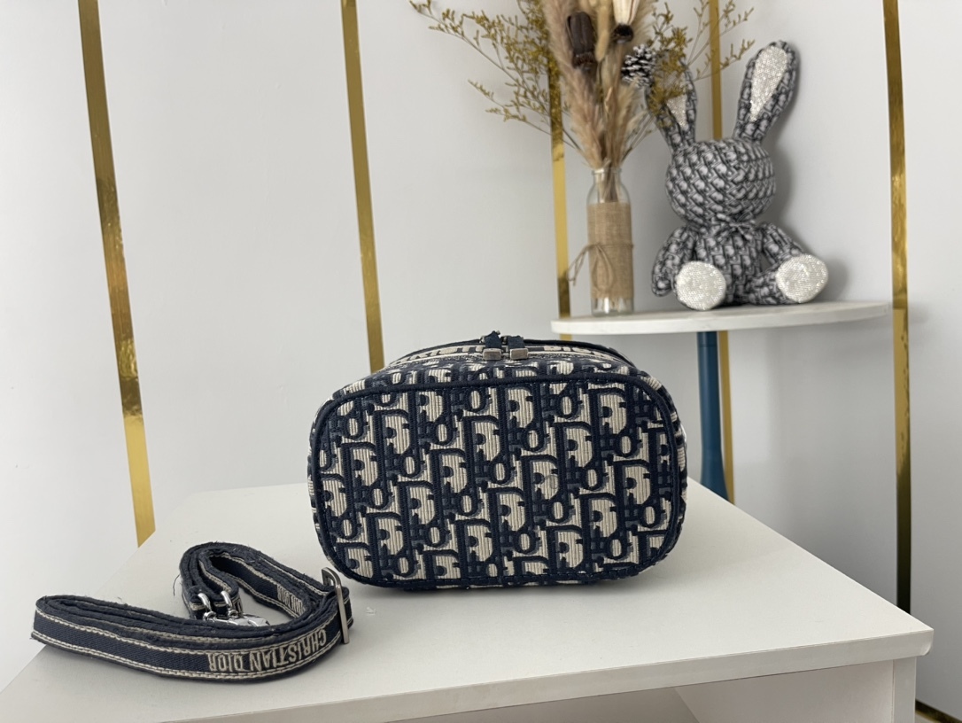 【送料無料♪】DIOR 新作刺繍ポーチDiorTravel 免税