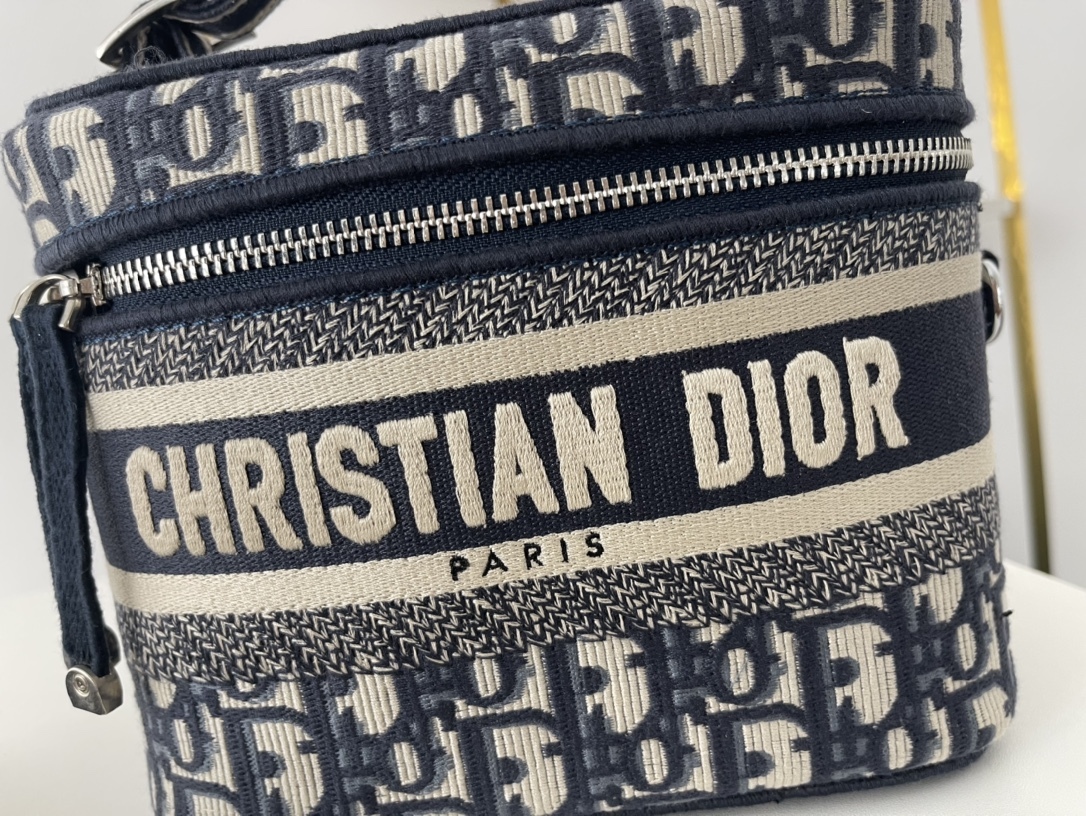 【送料無料♪】DIOR 新作刺繍ポーチDiorTravel 免税