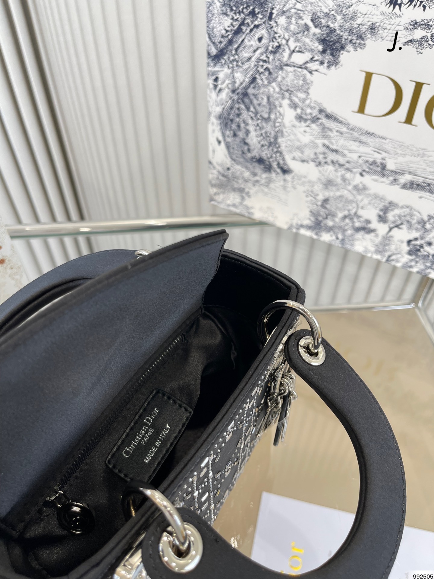 大人気♪ギフトDiorディオール定番の妃サテンバッグ